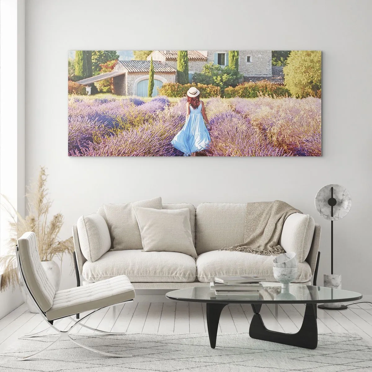 Impression sur verre - Image sur verre - Une femme en robe bleue marchant dans un champ de lavande avec vue sur une maison. - 140x50cm - Fille de la lavande - Décoration murale moderne pour le salon et la chambre ARTTOR