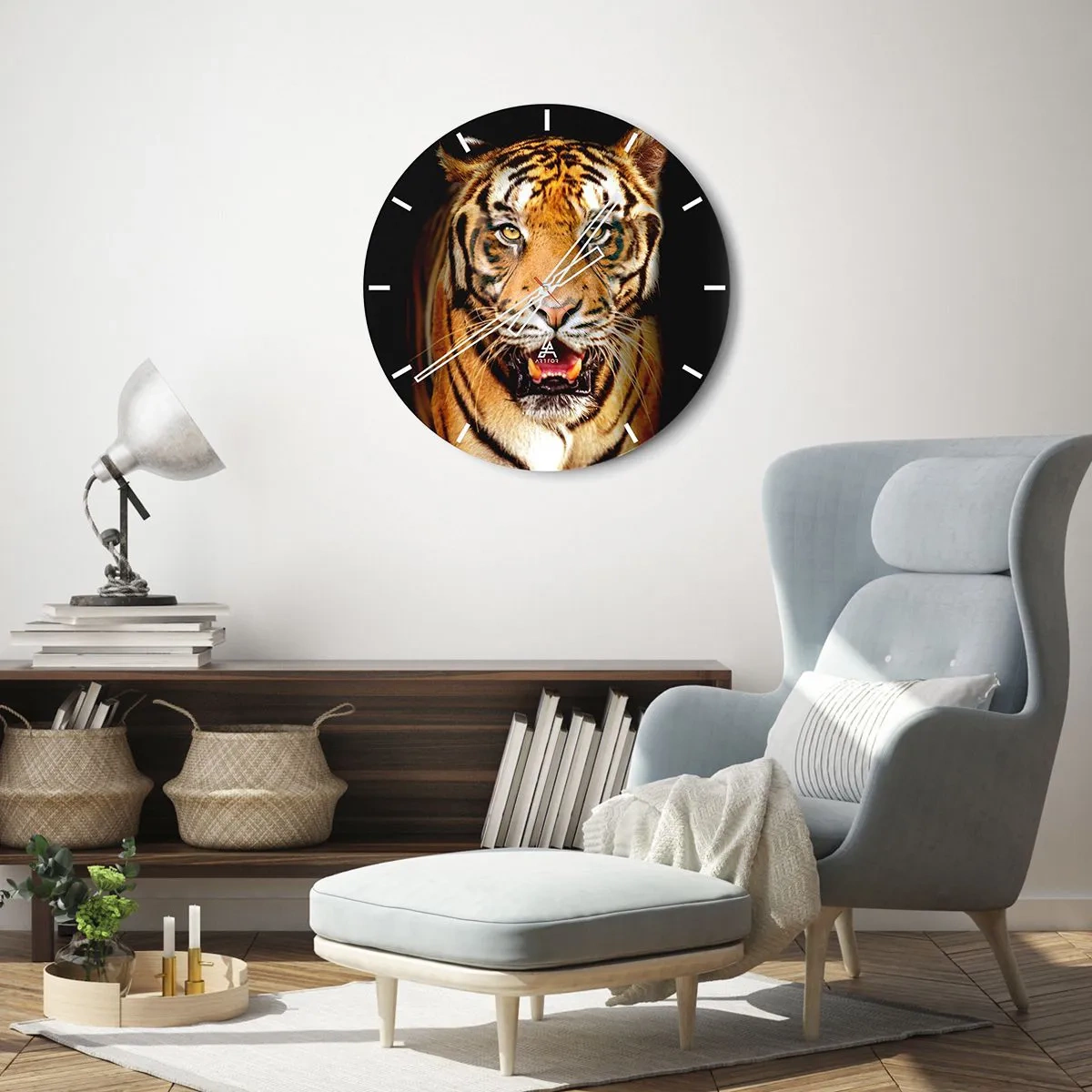 Horloge murale - Pendule murale - Portrait d'un tigre féroce au regard intense - 30x30cm - Le coeur sauvageon - Décoration murale moderne pour le salon, la cuisine et la chambre ARTTOR