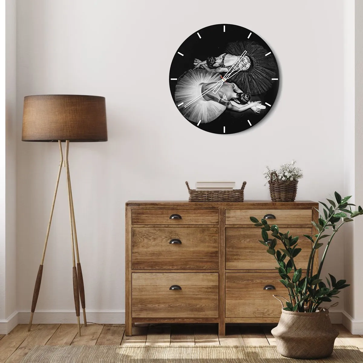 Horloge murale - Pendule murale - Un astronaute dérivant dans l'espace au-dessus de la Terre - 30x30cm - Jin et jang – équilibre idéal - Décoration murale moderne pour le salon, la cuisine et la chambre ARTTOR
