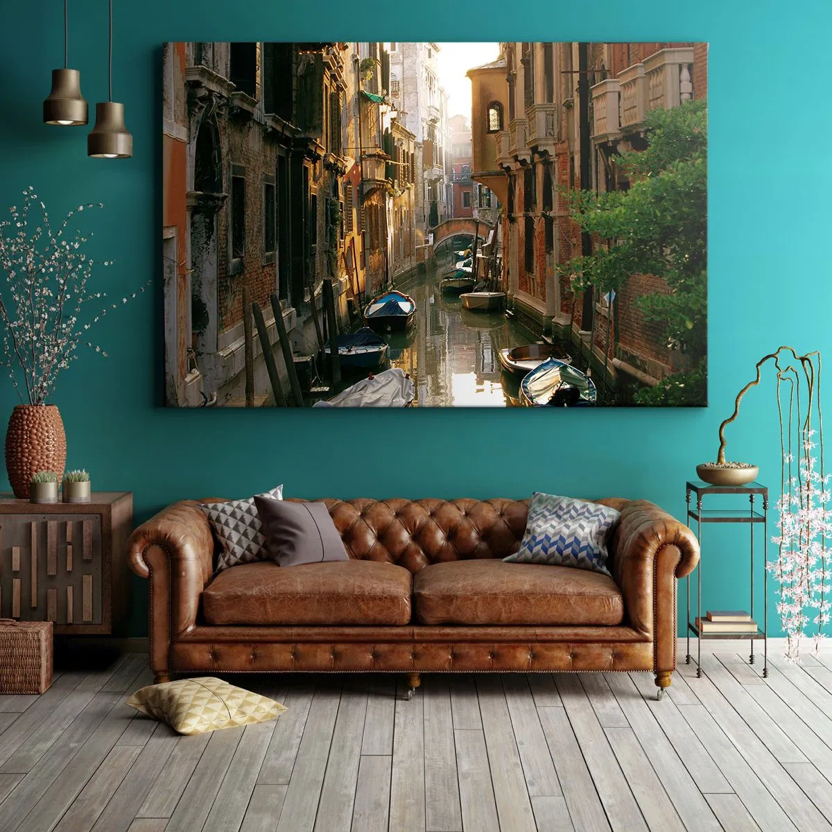 Impression sur toile - Image sur toile - Un canal pittoresque à Venise avec des bateaux et un pont - 100x70cm - Dans une ruelle vénitienne - Décoration murale moderne pour le salon et la chambre ARTTOR