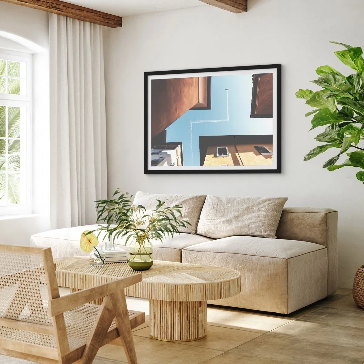 Affiche dans un cadre noir - Poster - Vue de l'avion et de sa traînée dans le ciel depuis une perspective de rue - 100x70cm - Au-dessus du labyrinthe de la ville - Décoration murale moderne pour le salon et la chambre ARTTOR