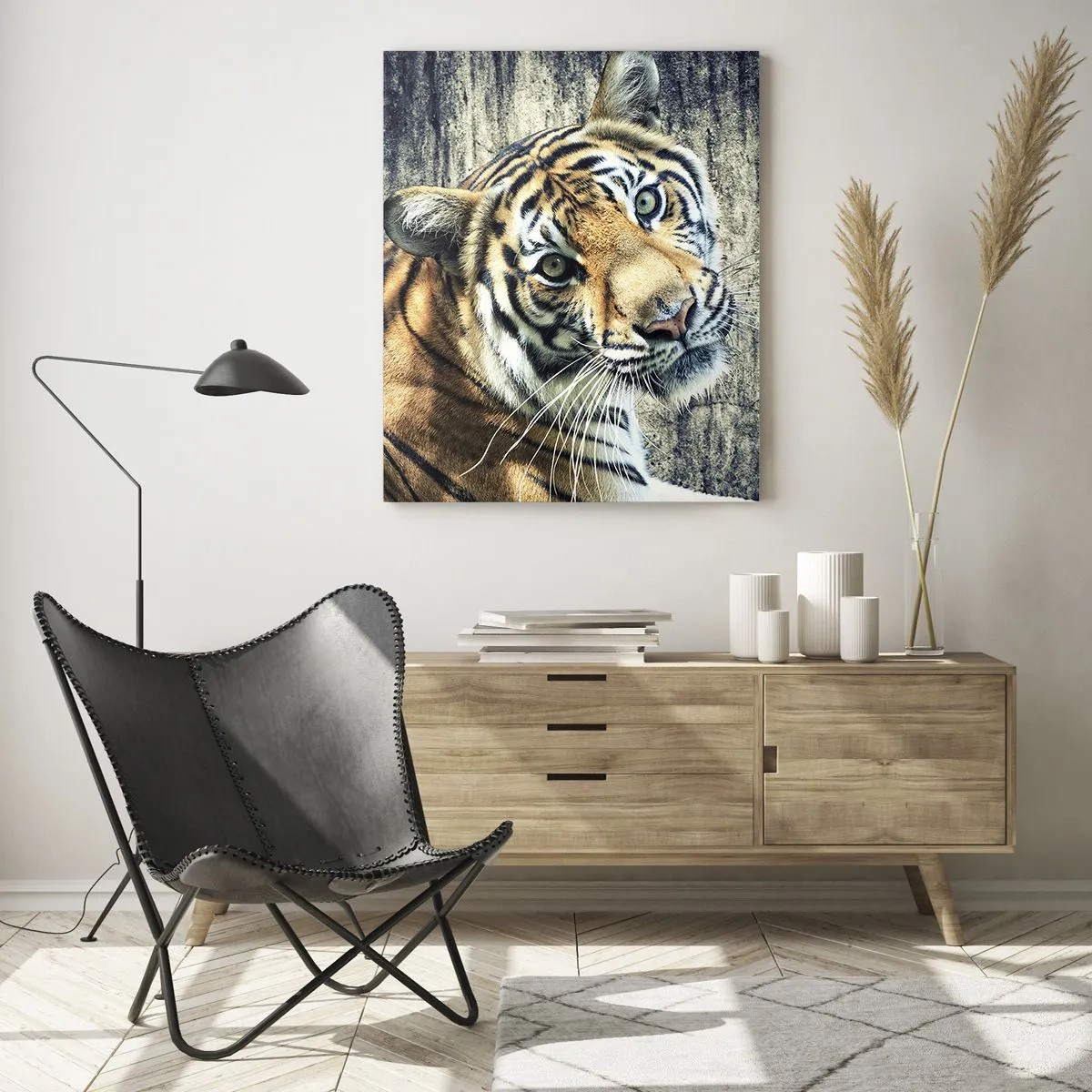 Impression sur verre - Image sur verre - Un tigre couché contre un mur à la texture rugueuse - 80x120cm - Portrait dans les flots de lumière - Décoration murale moderne pour le salon et la chambre ARTTOR