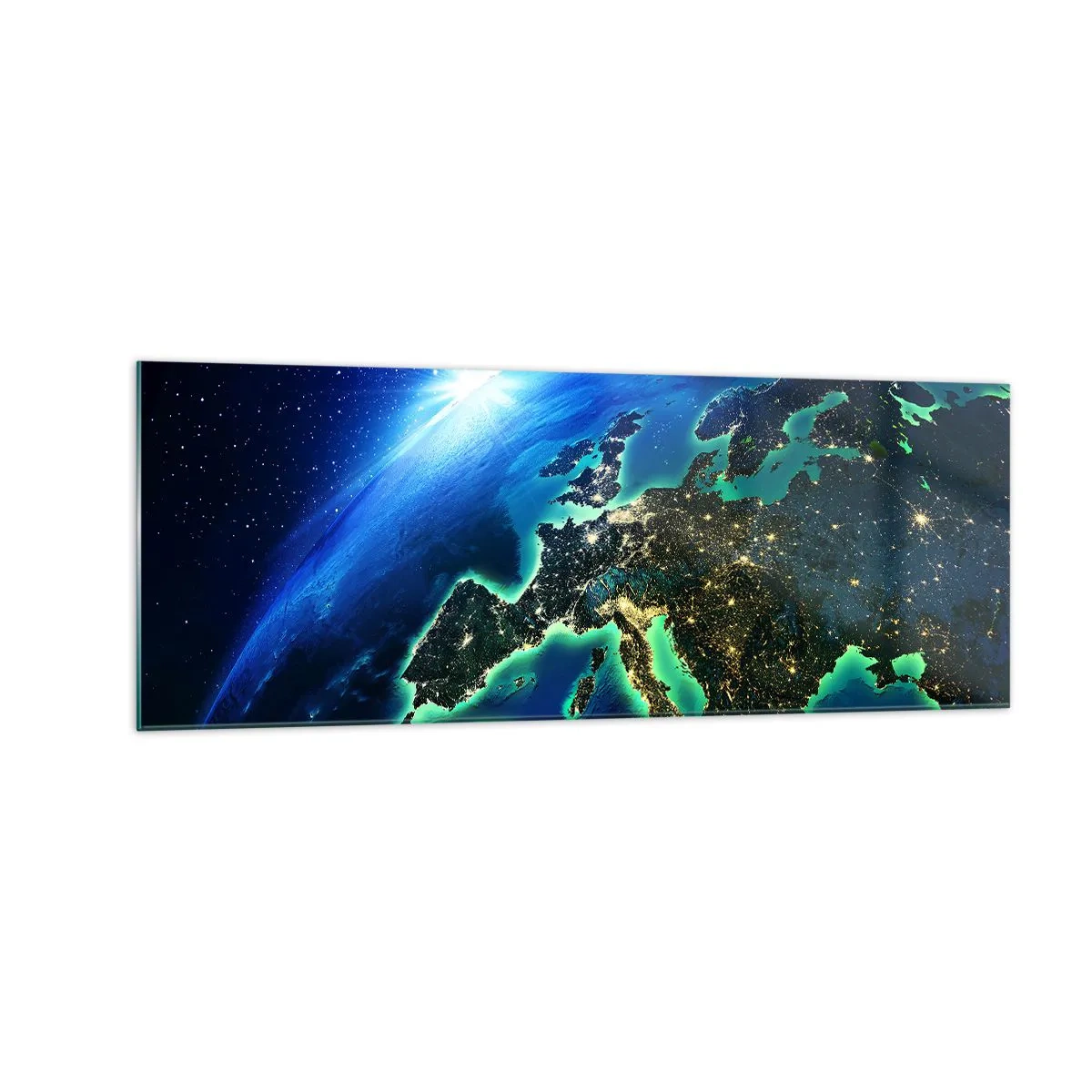 Impression sur verre - Image sur verre - Une vue d'Europe depuis l'espace à la lueur du soleil levant. - 140x50cm - Europe pétillante - Décoration murale moderne pour le salon et la chambre ARTTOR