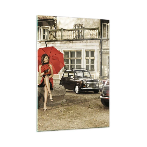 Impression sur verre - Image sur verre - Femme avec un parapluie rouge et des voitures classiques - 50x70cm - Un mini-voyage sentimental - Décoration murale moderne pour le salon et la chambre ARTTOR