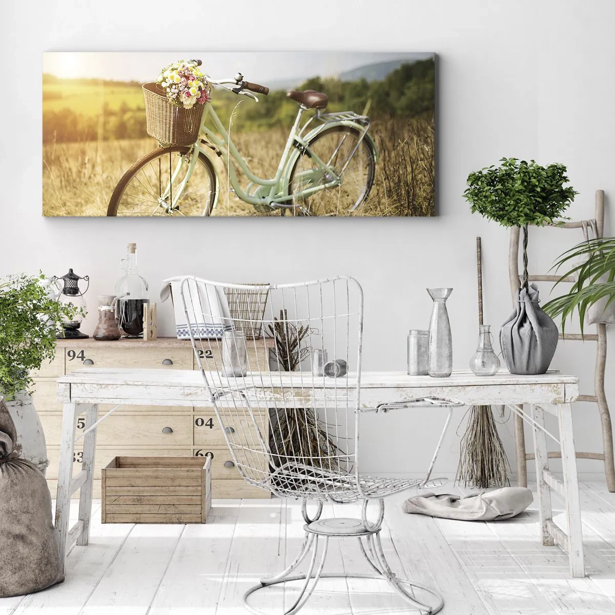 Impression sur toile - Image sur toile - Un vélo rétro avec un panier rempli de fleurs sur fond de prairie. - 140x50cm - Je vais rester un petit moment - Décoration murale moderne pour le salon et la chambre ARTTOR