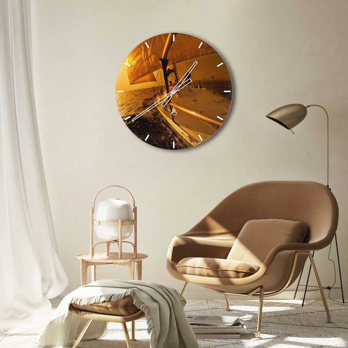 Horloge murale - Pendule murale - Un voilier sur une mer calme dans une lumière chaude - 30x30cm - Une soirée en por après une journée haute en couleurs - Décoration murale moderne pour le salon, la cuisine et la chambre ARTTOR