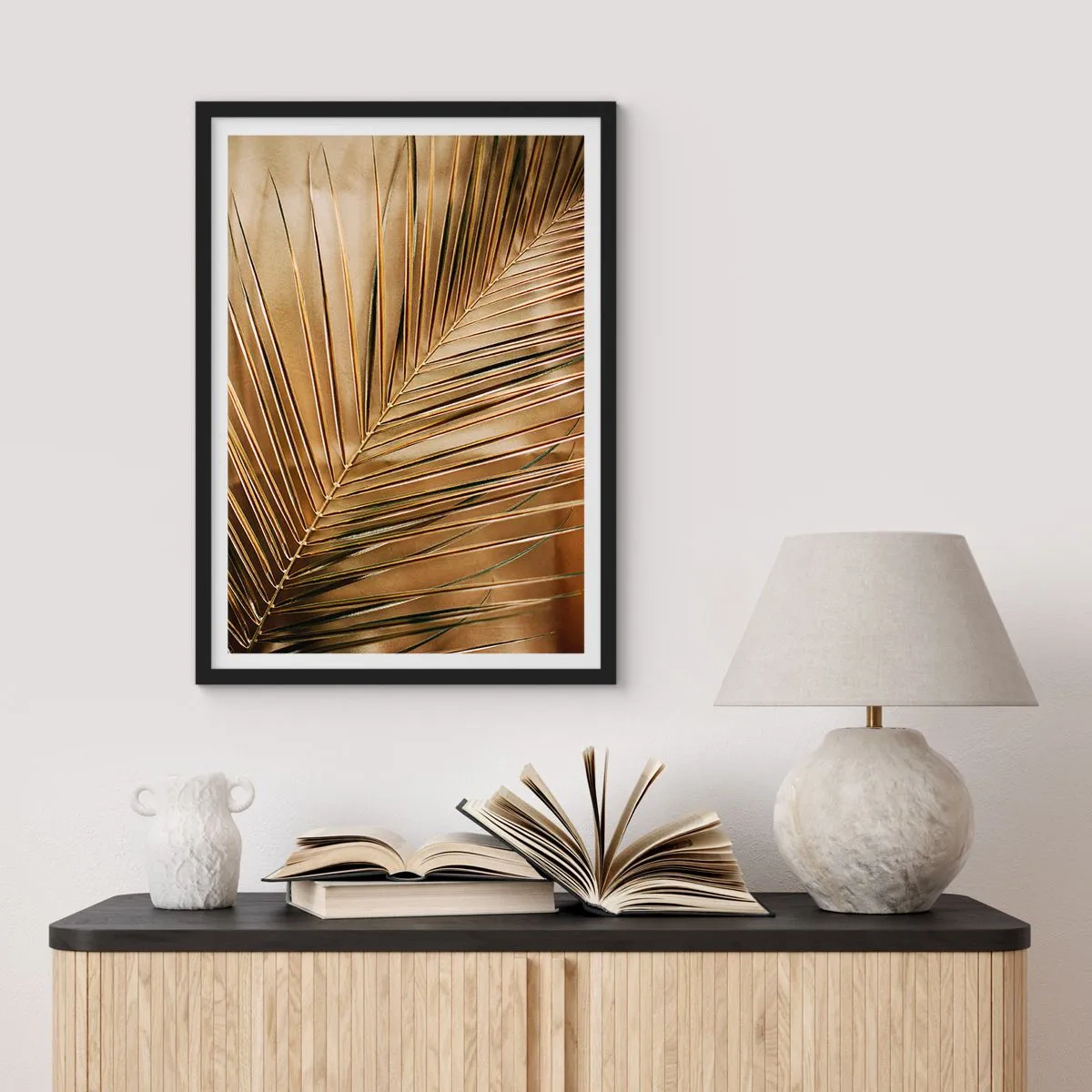 Affiche dans un cadre noir - Poster - Feuille de palmier dorée sur un fond élégant - 50x70cm - Colonnade naturelle - Décoration murale moderne pour le salon et la chambre ARTTOR