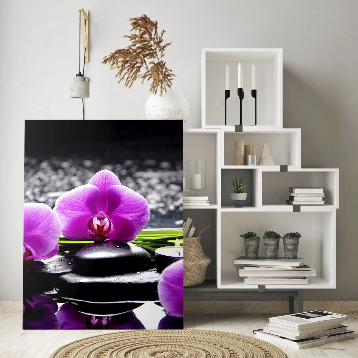 Impression sur verre - Image sur verre - Orchidées violettes sur fond de pierres et de bougies dans un cadre relaxant - 70x100cm - Se noyer dans la paix et la tranquillité - Décoration murale moderne pour le salon et la chambre ARTTOR