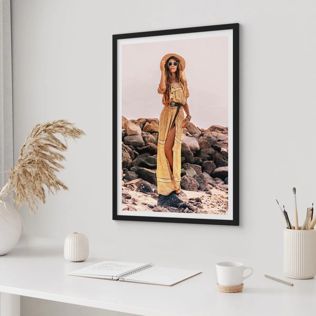 Affiche dans un cadre noir - Poster - Femme élégante dans une robe bohème sur fond rocheux - 50x70cm - La magie des pierres - Décoration murale moderne pour le salon et la chambre ARTTOR