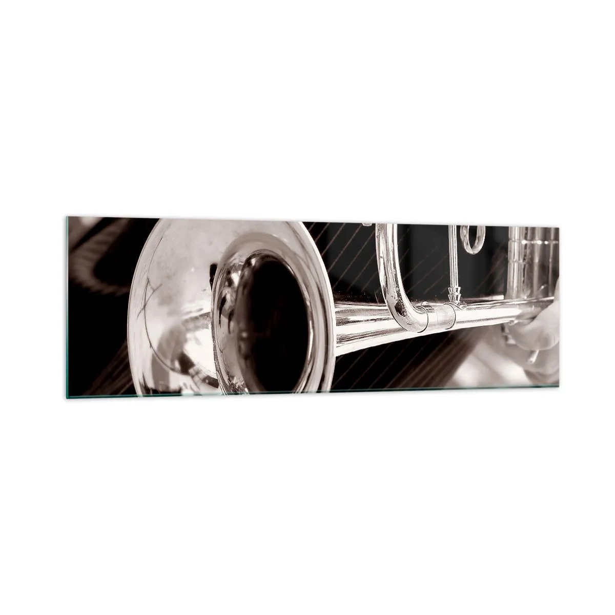 Impression sur verre - Image sur verre - Gros plan d'une trompette argentée sur un fond de tissu élégant. - 160x50cm - Voyage musical vers les années 30 - Décoration murale moderne pour le salon et la chambre ARTTOR