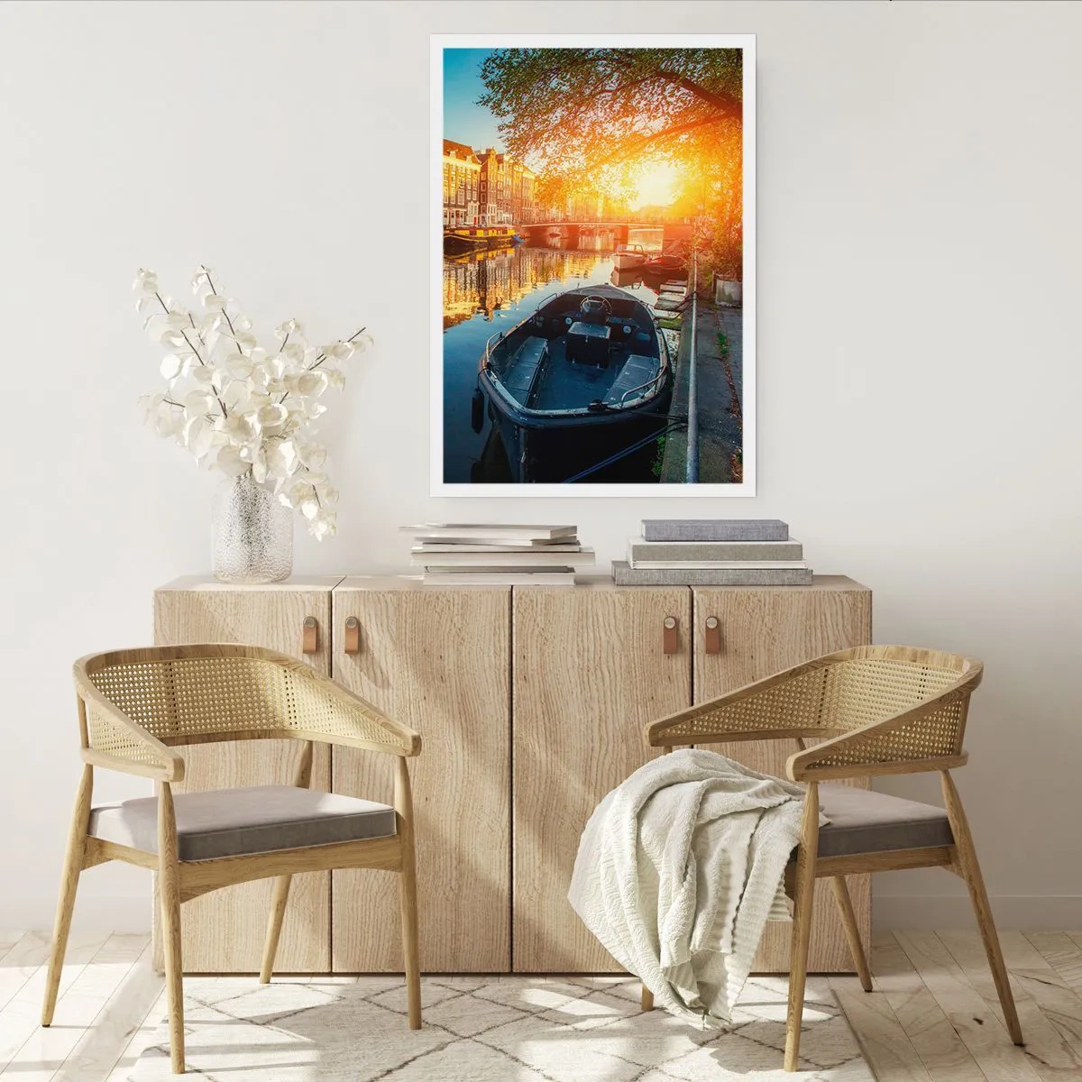 Affiche - Poster - Canal avec bateau au coucher du soleil - 50x70cm - Début de journée à Amsterdam - Décoration murale moderne pour le salon et la chambre ARTTOR