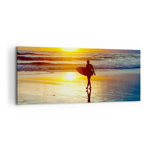 Impression sur toile - Image sur toile - Un surfeur marchant sur la plage au coucher du soleil avec une planche à la main. - 120x50cm - Le retour du guerrier - Décoration murale moderne pour le salon et la chambre ARTTOR