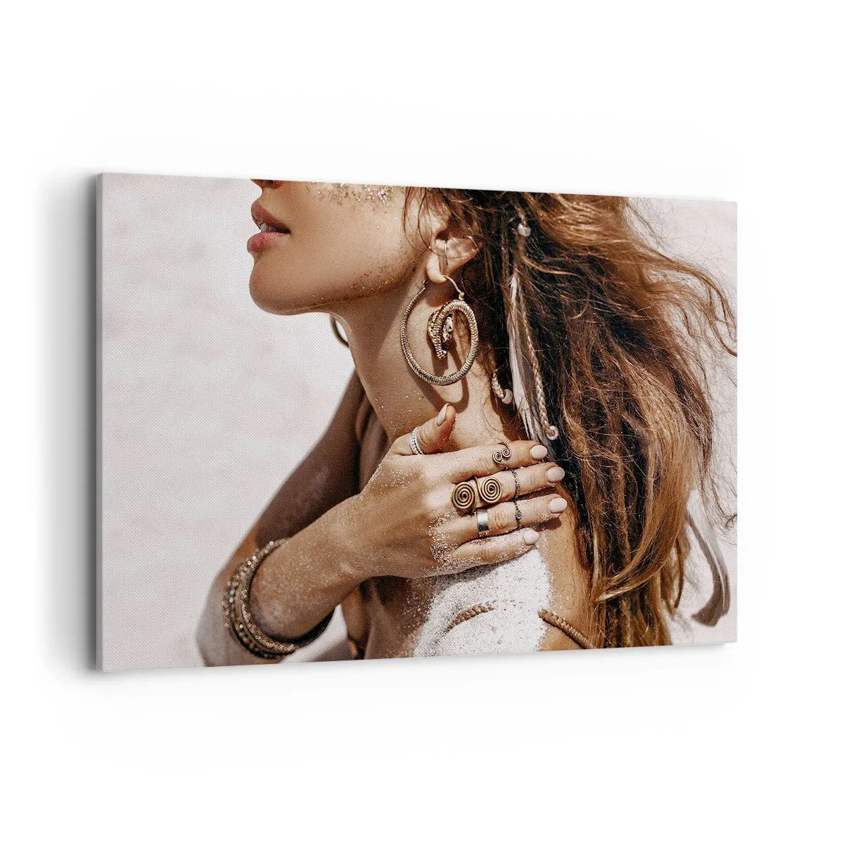 Impression sur toile - Image sur toile - Femme élégante avec des bijoux sur un fond de sable clair - 120x80cm - Reine des plages sauvages - Décoration murale moderne pour le salon et la chambre ARTTOR