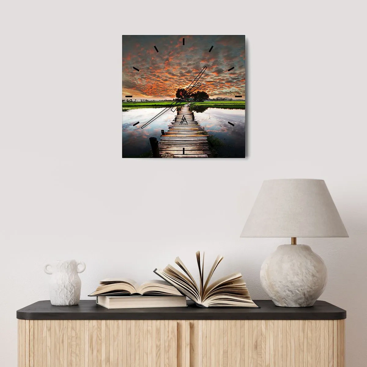 Horloge murale - Pendule murale - Pont en bois sur l'eau au coucher du soleil - 30x30cm - Étendez vos bras - respirez - Décoration murale moderne pour le salon et la chambre ARTTOR