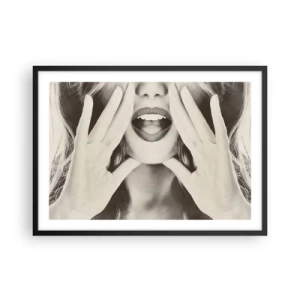 Affiche dans un cadre noir - Poster - Portrait noir et blanc d'une femme aux lèvres et aux mains expressives - 70x50cm - J'arrive! - Décoration murale moderne pour le salon et la chambre ARTTOR