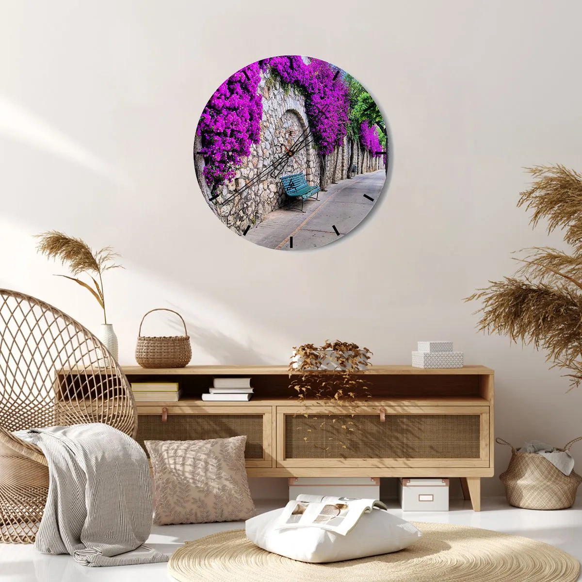 Horloge murale - Pendule murale - Une rue avec un mur de pierre et des fleurs violettes - 30x30cm - Rencontrons-nous au plus vite - Décoration murale moderne pour le salon, la cuisine et la chambre ARTTOR