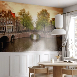 Papier Peint Photo Premium Canvas - En bateau ou à vélo ? - Ville, Amsterdam, Canal du pont de bateaux - 150x105 cm