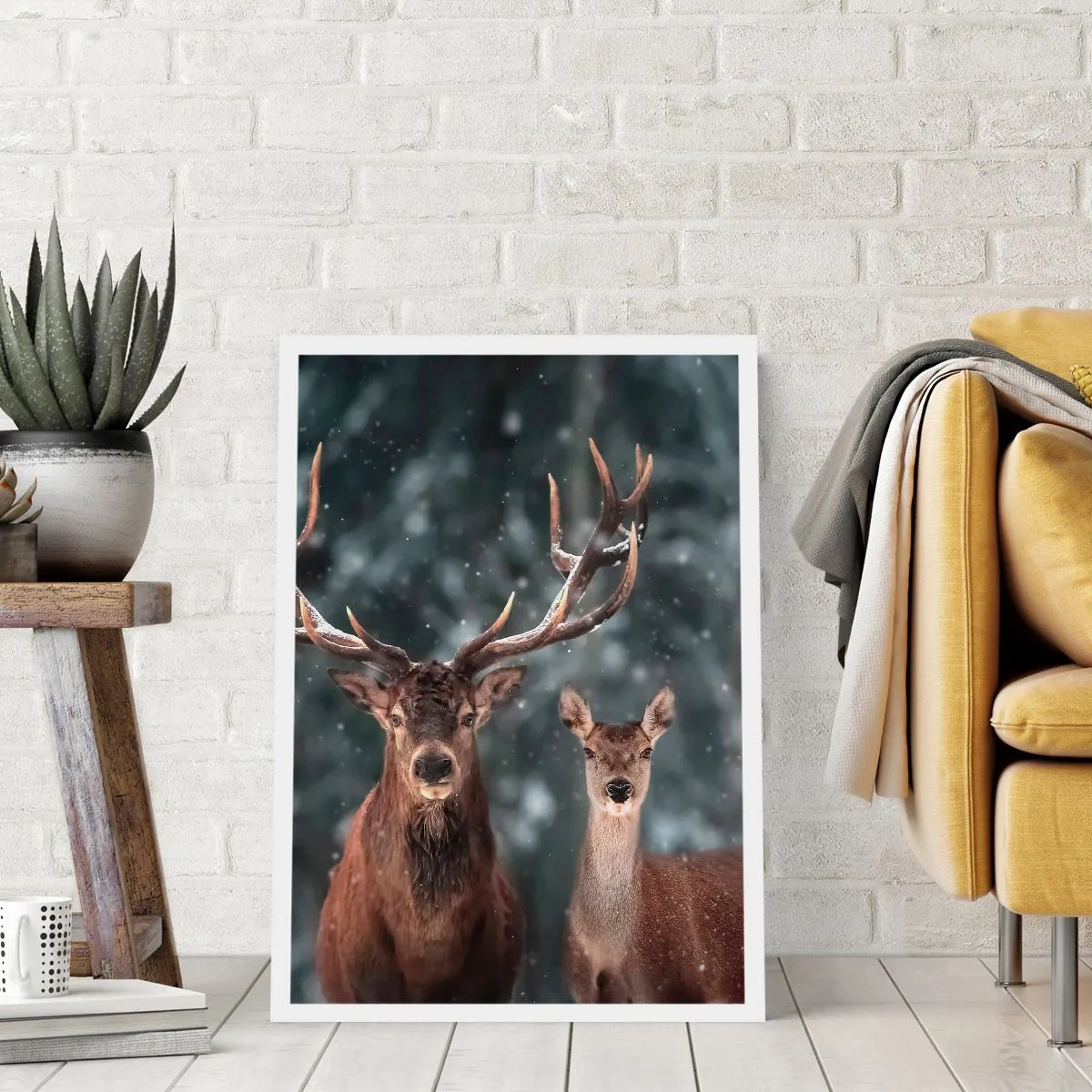 Affiche - Poster - Un couple de cerfs sur fond de forêt hivernale - 50x70cm - Le roi de la forêt avec sa femme - Décoration murale moderne pour le salon et la chambre ARTTOR