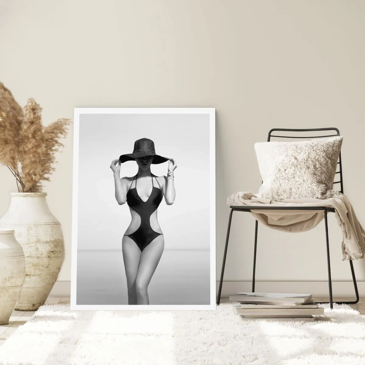 Affiche - Poster - Photographie en noir et blanc d'une femme portant un chapeau et un maillot de bain - 50x70cm - Mon prénom? Élégance - Décoration murale moderne pour le salon et la chambre ARTTOR