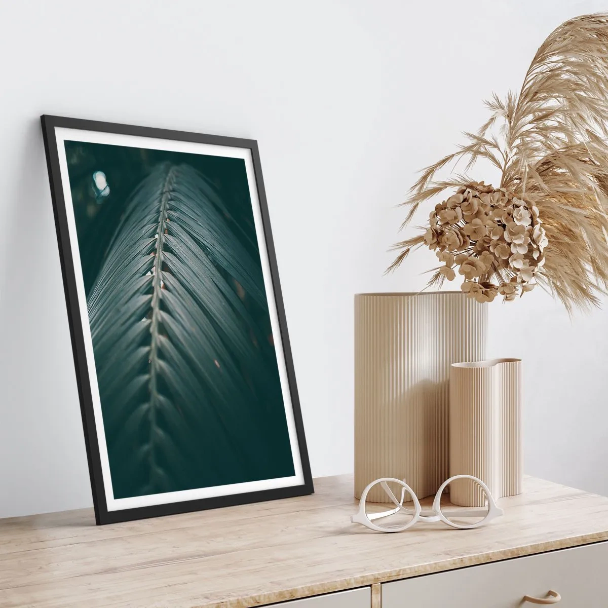 Affiche dans un cadre noir - Poster - Une feuille de palmier dans un ton sombre avec un éclairage doux - 50x70cm - Précision de la nature - Décoration murale moderne pour le salon et la chambre ARTTOR