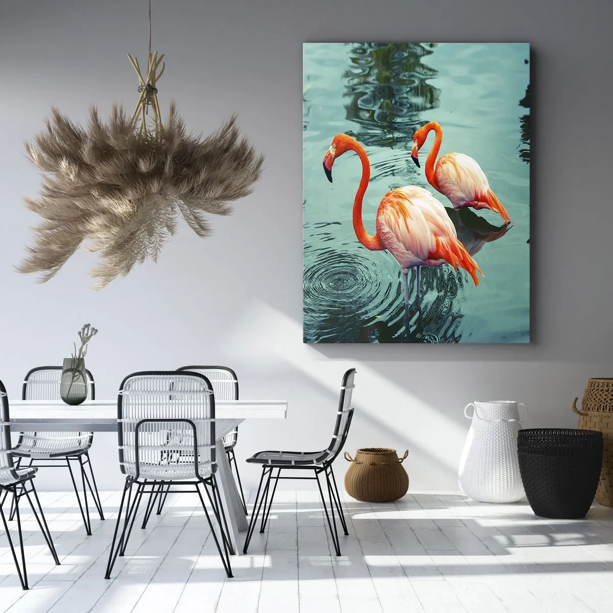 Impression sur toile - Image sur toile - Deux flamants roses dans l'eau calme reflétant leur environnement - 50x70cm - Nous sommes à la mode maintenant - Décoration murale moderne pour le salon et la chambre ARTTOR