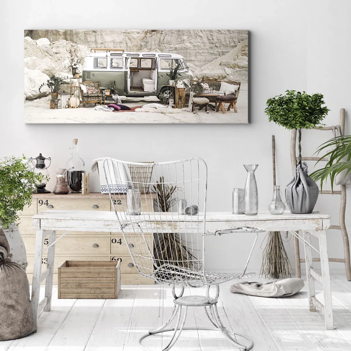 Impression sur toile - Image sur toile - Un camping-car rétro au design bohème sur fond de paysage rocheux. - 140x50cm - Il est temps de commencer le voyage - Décoration murale moderne pour le salon et la chambre ARTTOR