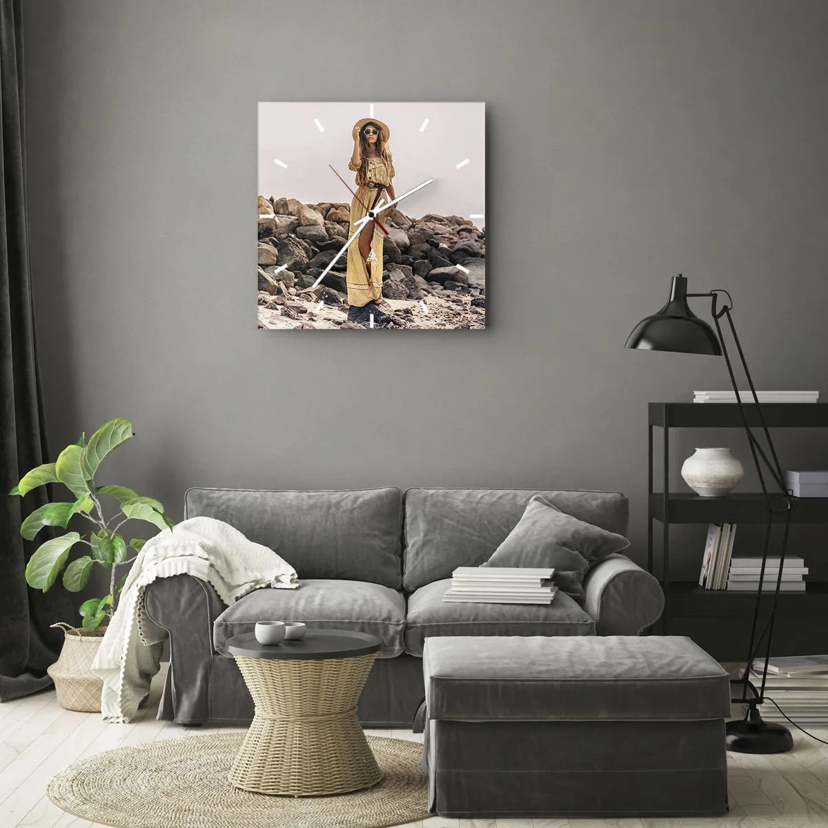 Horloge murale - Pendule murale - Une femme au style bohème sur fond de plage rocheuse - 30x30cm - La magie des pierres - Décoration murale moderne pour le salon et la chambre ARTTOR