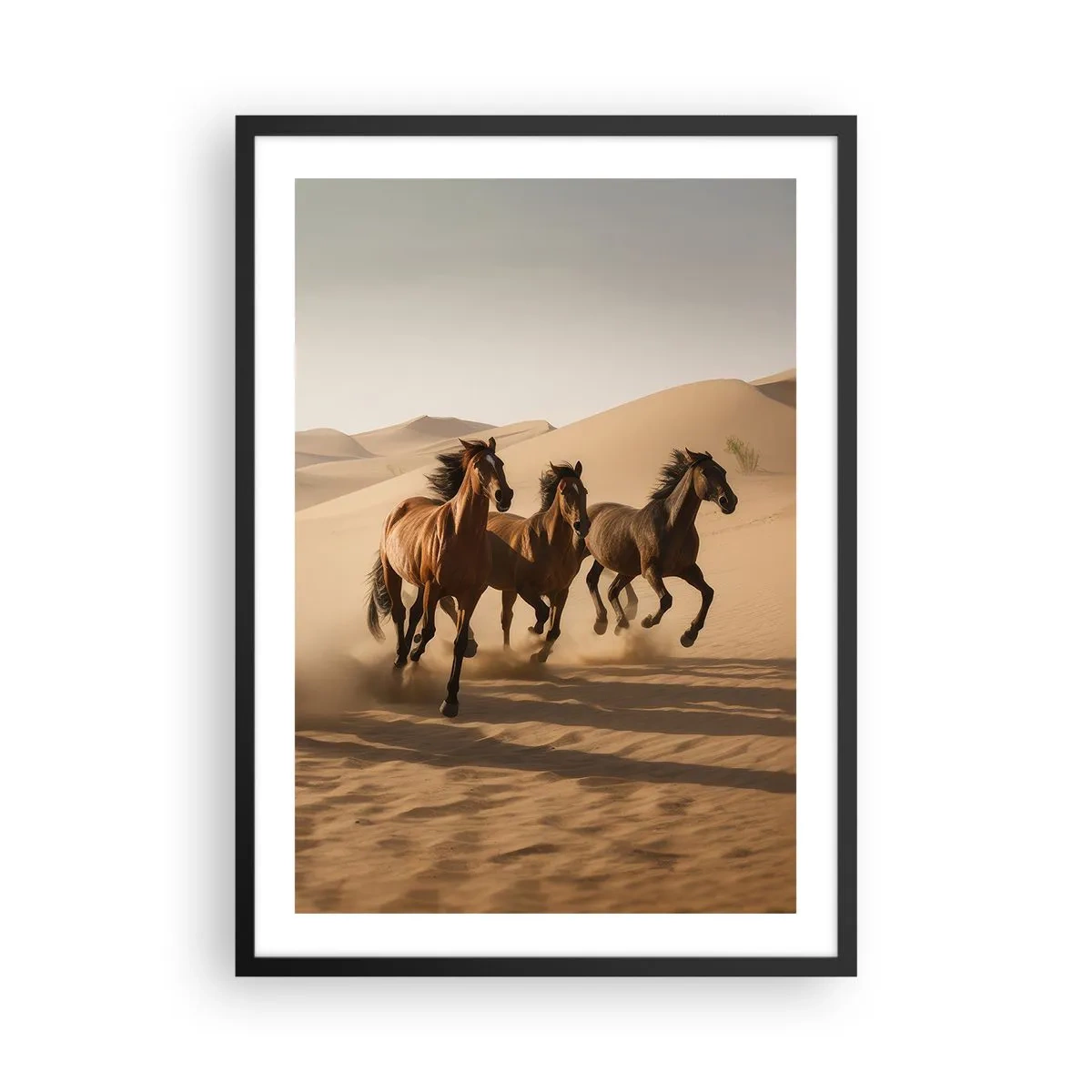 Affiche dans un cadre noir - Poster - Chevaux galopant dans le désert dans la chaude lumière du coucher de soleil - 50x70cm - Libre comme le vent - Décoration murale moderne pour le salon et la chambre ARTTOR