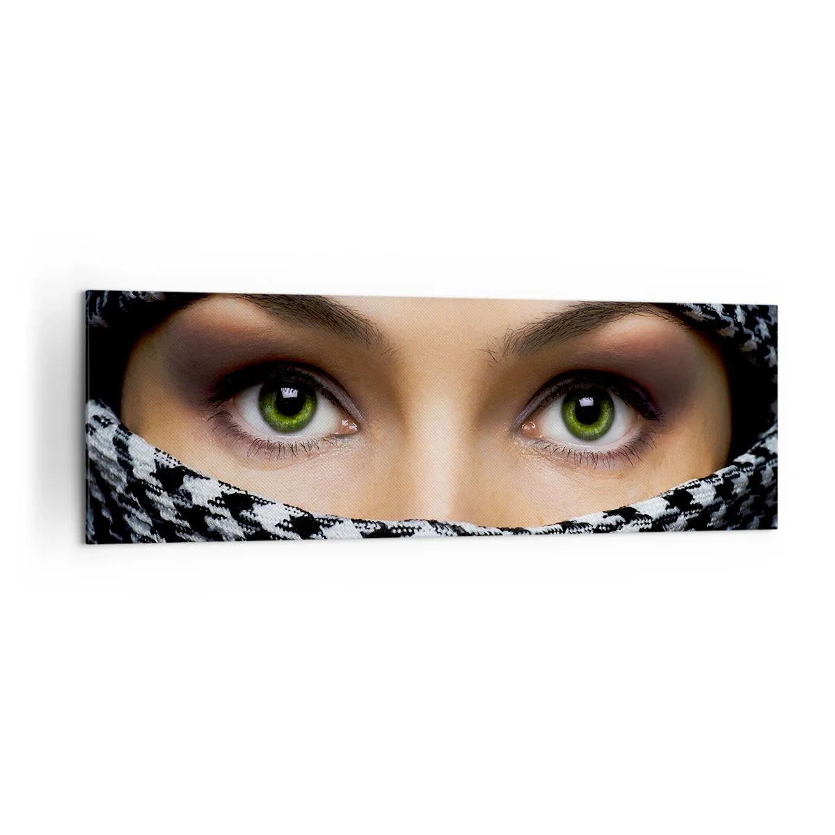 Impression sur toile - Image sur toile - Les yeux verts d'une femme sont cachés derrière un tissu à motifs en noir et blanc. - 160x50cm - Un portrait d'une beauté voilée aux yeux verts - Décoration murale moderne pour le salon et la chambre ARTTOR