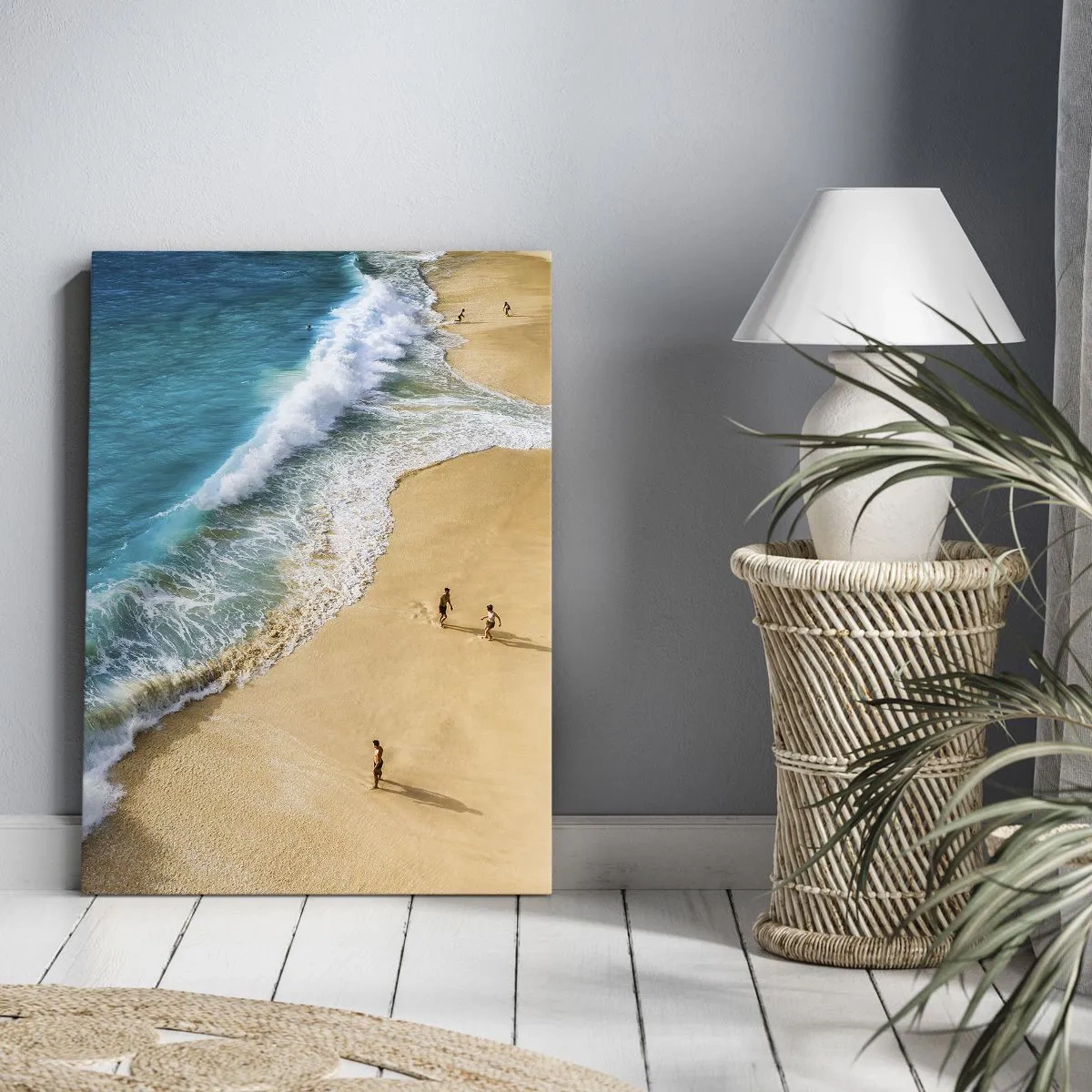 Impression sur toile - Image sur toile - Une plage avec de l'eau turquoise et des gens qui se promènent - 50x70cm - Et ensuite le soleil, la plage… - Décoration murale moderne pour le salon et la chambre ARTTOR
