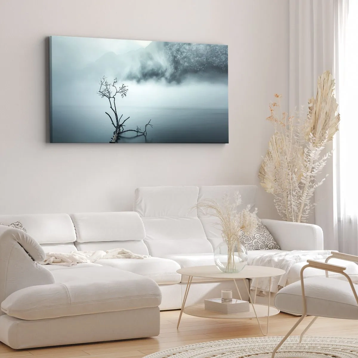 Impression sur toile - Image sur toile - Un arbre solitaire dans l'eau entouré de brouillard et de montagnes - 120x50cm - D'eau et de brouillard - Décoration murale moderne pour le salon et la chambre ARTTOR