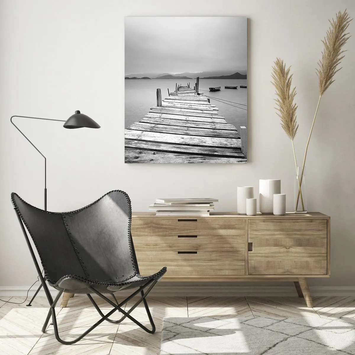Impression sur verre - Image sur verre - Une vue en noir et blanc d'une jetée en bois et d'un lac calme. - 80x120cm - Derrière les montagnes, au-delà des mers - Décoration murale moderne pour le salon et la chambre ARTTOR