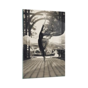 Impression sur verre - Image sur verre - Une danseuse vêtue d'une robe fluide exécute un saut sur fond de jardin noir et blanc. - 80x120cm - La danse de l'esprit jardin - Décoration murale moderne pour le salon et la chambre ARTTOR