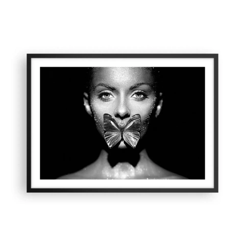 Affiche dans un cadre noir - Poster - Visage de femme en noir et blanc avec un papillon sur les lèvres - 70x50cm - Baiser papillon - Décoration murale moderne pour le salon et la chambre ARTTOR
