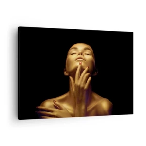 Impression sur toile - Image sur toile - Portrait d'une femme dans une lueur dorée sur fond noir - 70x50cm - Comme de la soie dorée - Décoration murale moderne pour le salon et la chambre ARTTOR