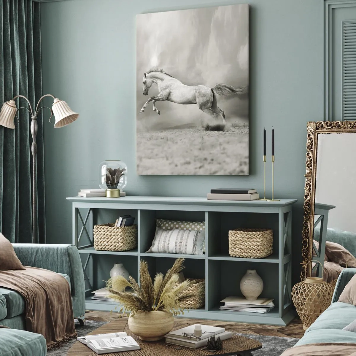 Impression sur toile - Image sur toile - Un cheval blanc dans un saut dynamique sur fond de nuages brumeux. - 50x70cm - Entre le réveil et le sommeil - Décoration murale moderne pour le salon et la chambre ARTTOR