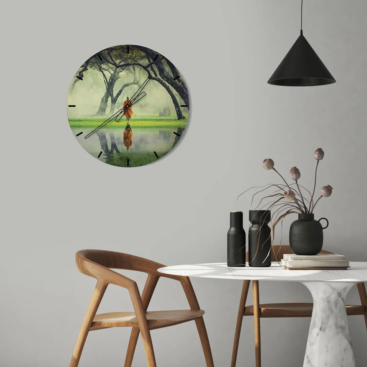 Horloge murale - Pendule murale - Un moine dans la forêt se reflète dans l'eau - 30x30cm - En route vers l'illumination - Décoration murale moderne pour le salon, la cuisine et la chambre ARTTOR