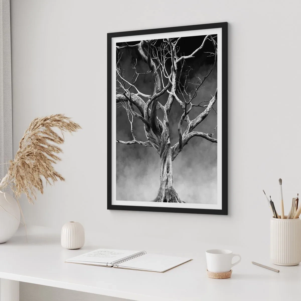 Affiche dans un cadre noir - Poster - Image en noir et blanc d'un arbre sur fond de brouillard - 50x70cm - Primordial et sacré - Décoration murale moderne pour le salon et la chambre ARTTOR