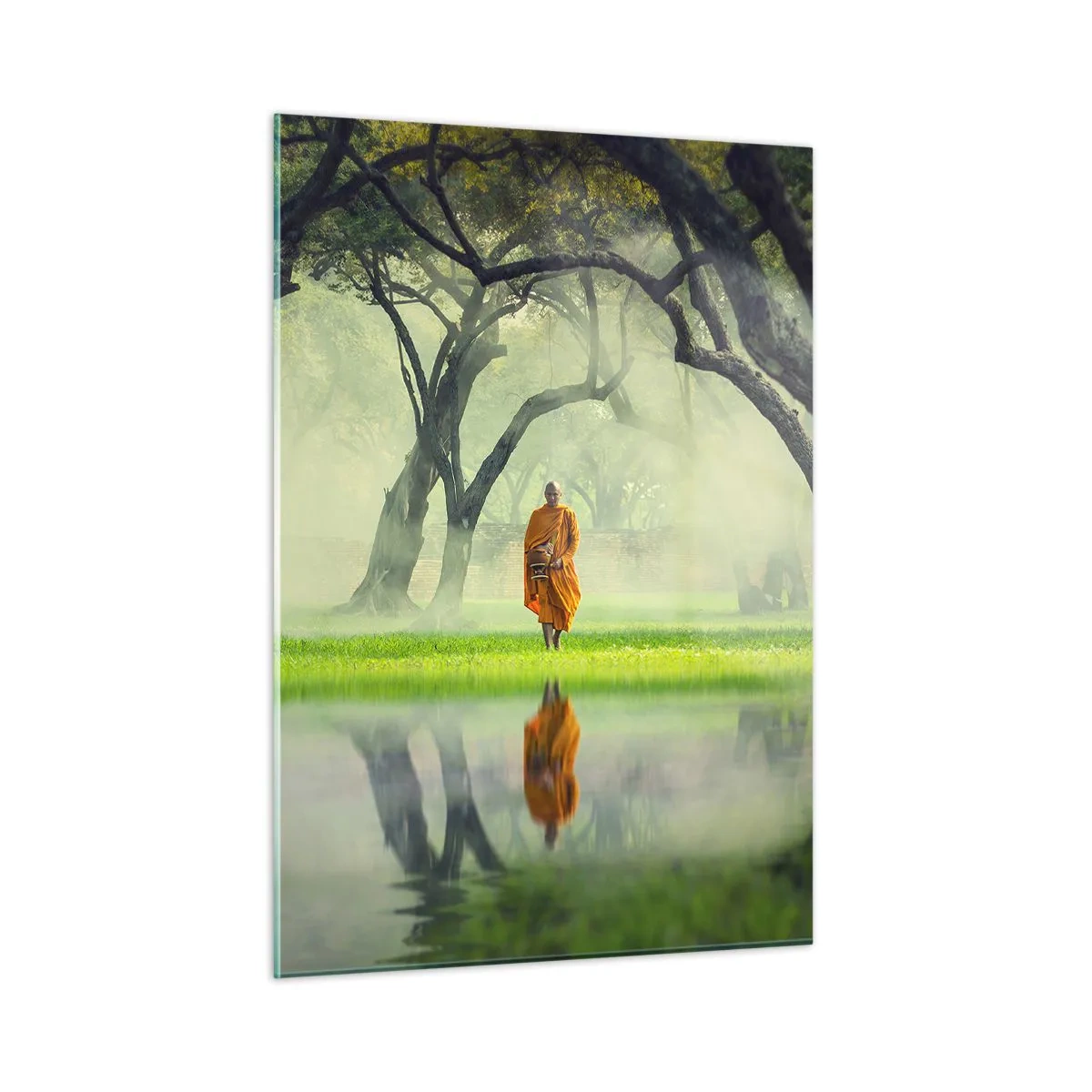 Impression sur verre - Image sur verre - Un moine en robe orange marche parmi les arbres au bord de l'eau - 50x70cm - En route vers l'illumination - Décoration murale moderne pour le salon et la chambre ARTTOR