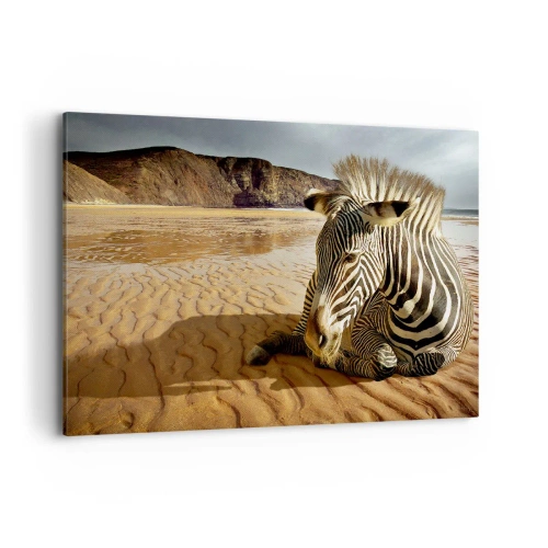 Impression sur toile - Image sur toile - Un zèbre se reposant sur une plage de sable avec des falaises en arrière-plan. - 100x70cm - On va bien ensemble - Décoration murale moderne pour le salon et la chambre ARTTOR