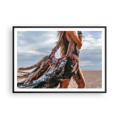 Affiche dans un cadre noir - Poster - Une femme dans un style bohème avec des détails de plumes et de bijoux - 100x70cm - La fille du chaman - Décoration murale moderne pour le salon et la chambre ARTTOR