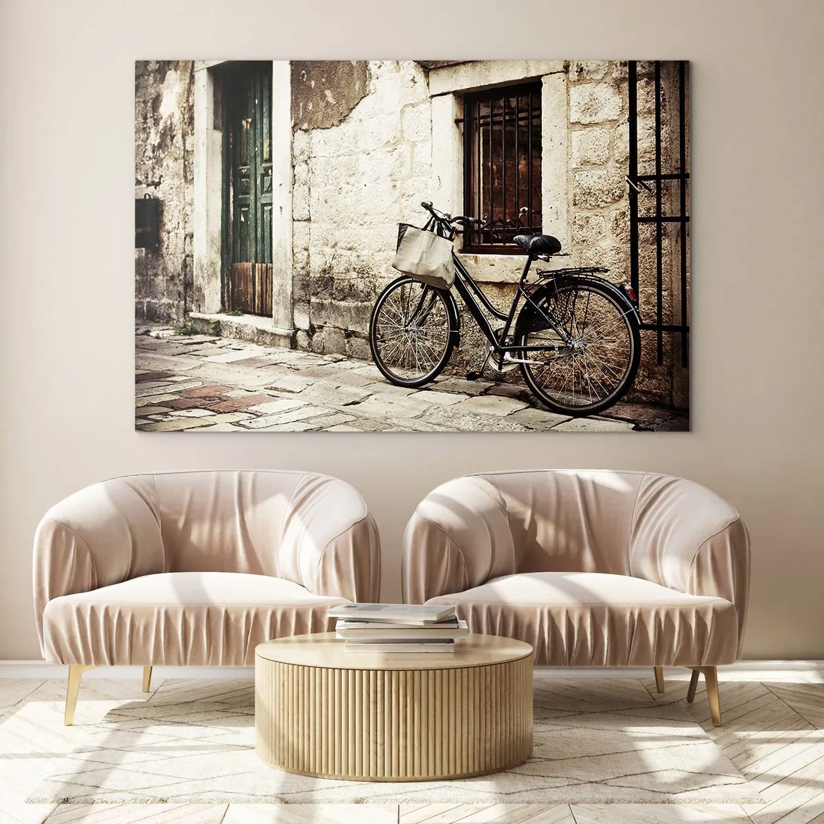 Impression sur verre - Image sur verre - Un vélo noir et blanc appuyé contre un vieil immeuble - 100x70cm - Retour au passé - Décoration murale moderne pour le salon et la chambre ARTTOR