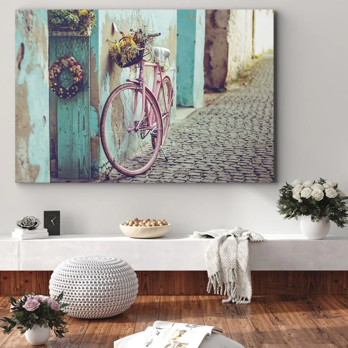 Impression sur toile - Image sur toile - Un vélo rose près d'une porte turquoise - 120x80cm - Je reviens tout de suite - Décoration murale moderne pour le salon et la chambre ARTTOR