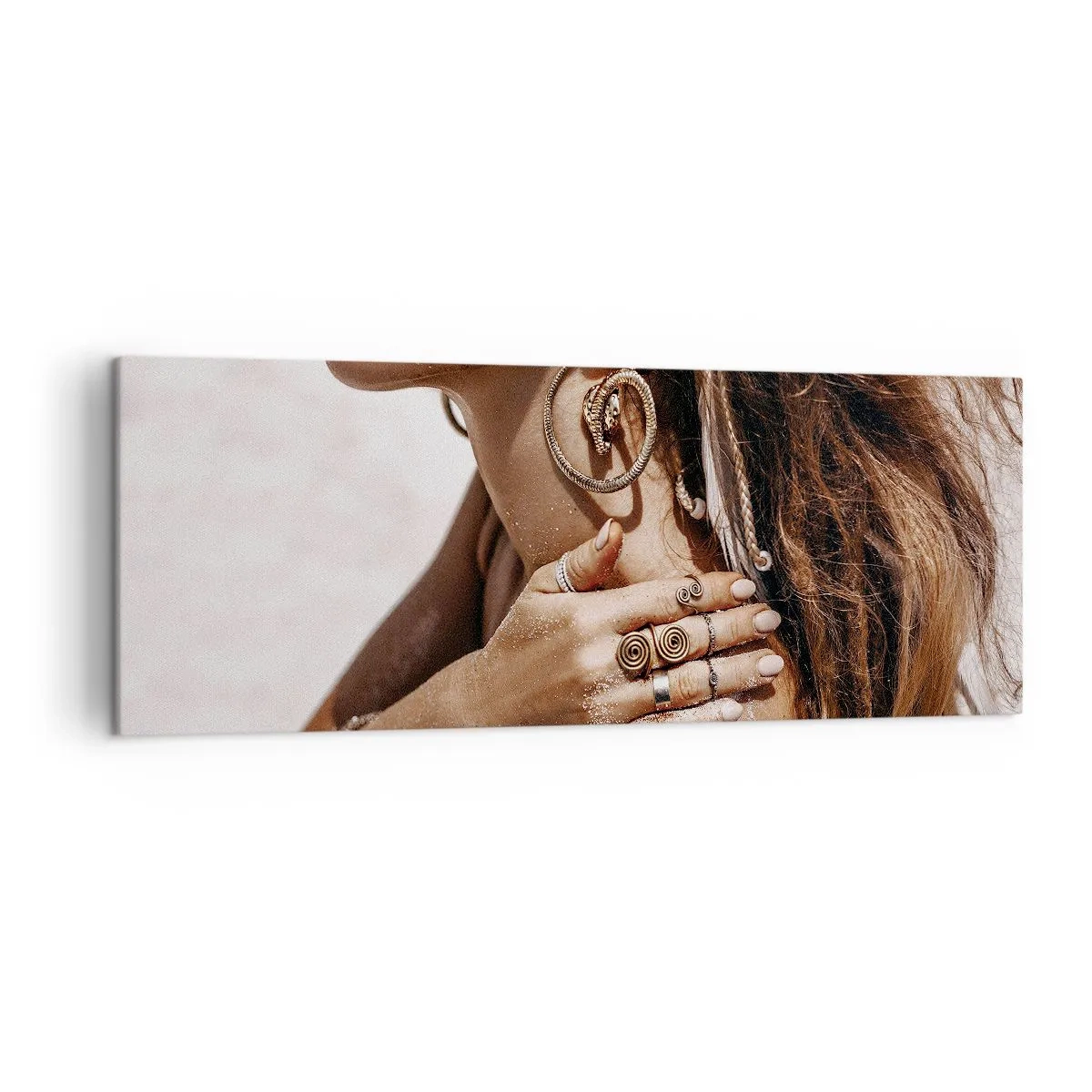 Impression sur toile - Image sur toile - Femme élégante avec des bijoux sur un fond de sable clair - 140x50cm - Reine des plages sauvages - Décoration murale moderne pour le salon et la chambre ARTTOR