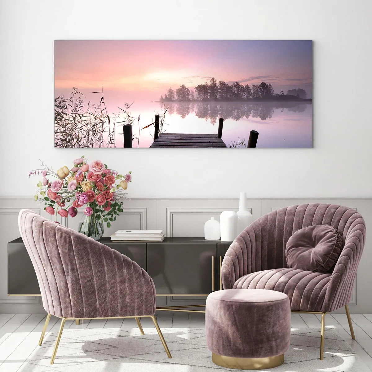 Impression sur verre - Image sur verre - Une jetée au bord du lac à l'aube avec du brouillard et un ciel pastel - 120x50cm - De la brume lilas… - Décoration murale moderne pour le salon et la chambre ARTTOR