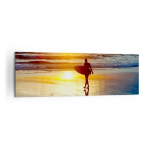 Impression sur toile - Image sur toile - Un surfeur marchant sur la plage au coucher du soleil avec une planche à la main. - 160x50cm - Le retour du guerrier - Décoration murale moderne pour le salon et la chambre ARTTOR