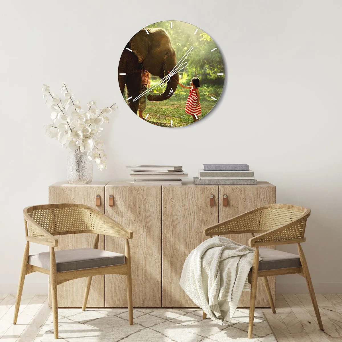 Horloge murale - Pendule murale - Une fille en robe rouge touche la trompe d'un éléphant dans la forêt. - 30x30cm - La force de l'amitié - Décoration murale moderne pour le salon, la cuisine et la chambre ARTTOR