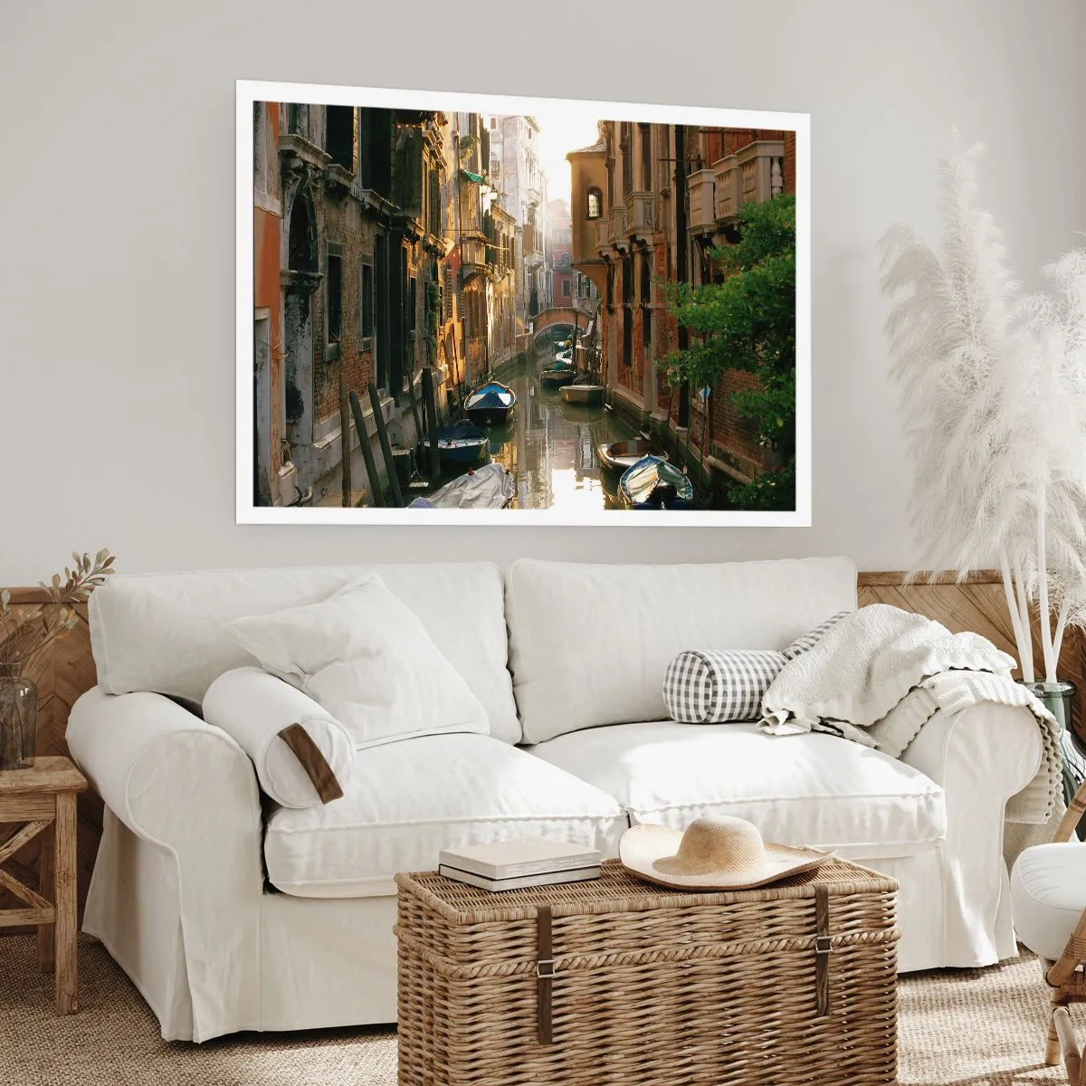 Affiche - Poster - Un canal pittoresque à Venise avec des bateaux et un pont - 100x70cm - Dans une ruelle vénitienne - Décoration murale moderne pour le salon et la chambre ARTTOR