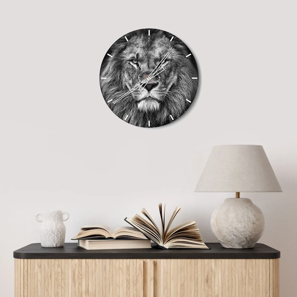 Horloge murale - Pendule murale - Portrait noir et blanc d'un lion majestueux - 30x30cm - En vêtement de sacre - Décoration murale moderne pour le salon, la cuisine et la chambre ARTTOR
