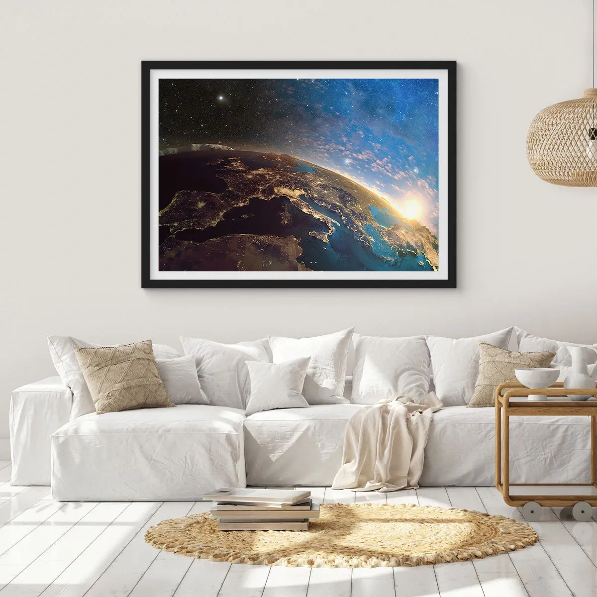 Affiche dans un cadre noir - Poster - Vue de la Terre depuis l'espace au lever du soleil - 70x50cm - Regardons-nous de loin - Décoration murale moderne pour le salon et la chambre ARTTOR